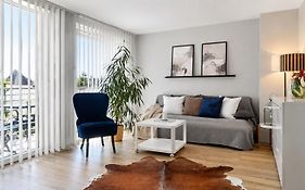 Gelbe Koffer - Design-Apartment in Schiffweiler - Self-Check-in - 2 Parkplätze - WLAN - Balkon mit Gartenzugang - private Terrasse - ruhig gelegen - Nähe See&Wald - bis 4 Pers